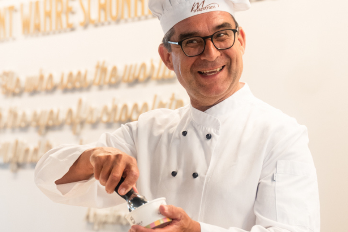 Confiseur mit Munz Glacébecher im Chocolarium